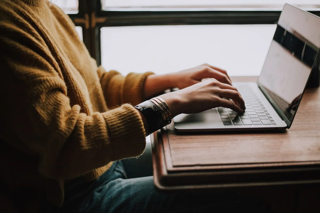 Estudante aprendendo habilidades de escrita acadêmica e pensamento crítico em um programa de pathway no Canadá.