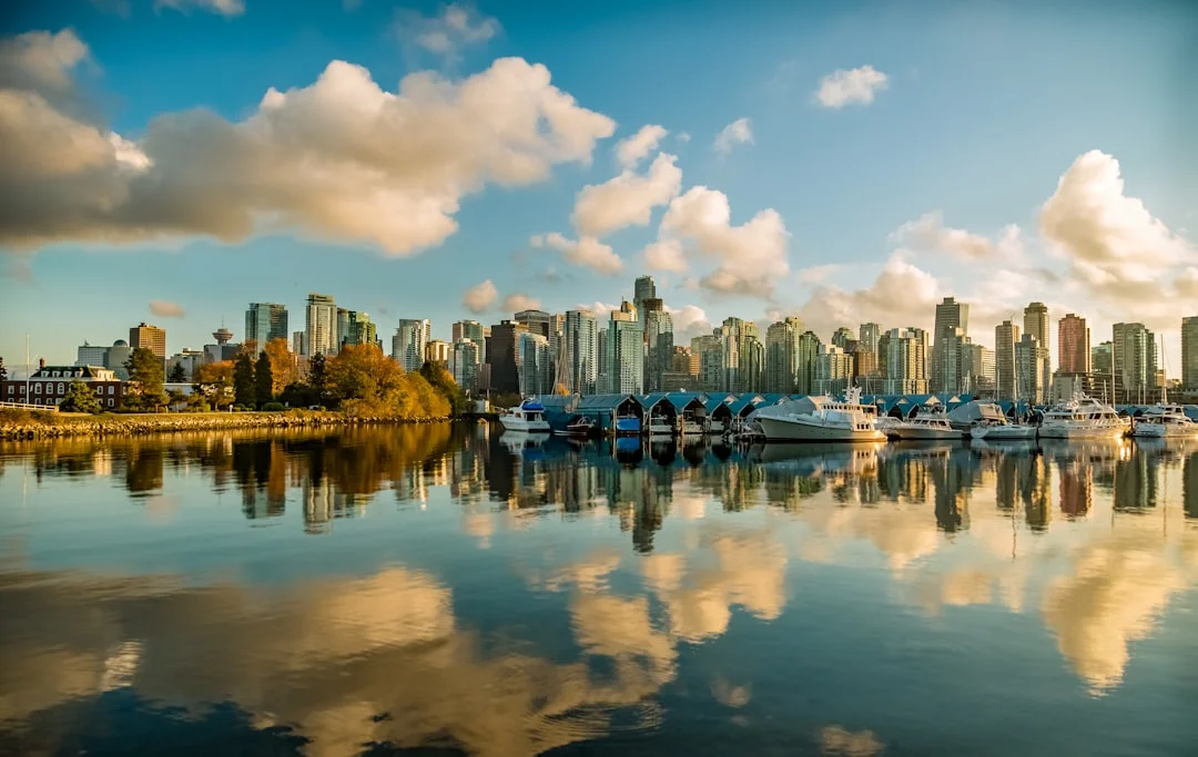 A paisagem de Vancouver, que equilibra vida urbana com natureza, ideal para estudantes que valorizam qualidade de vida.