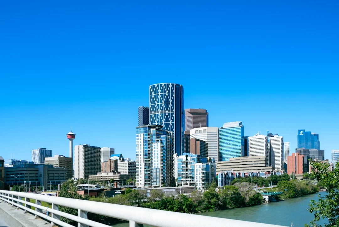 O centro de Calgary, a cidade canadense com melhor custo-benefício para estudantes em 2026.