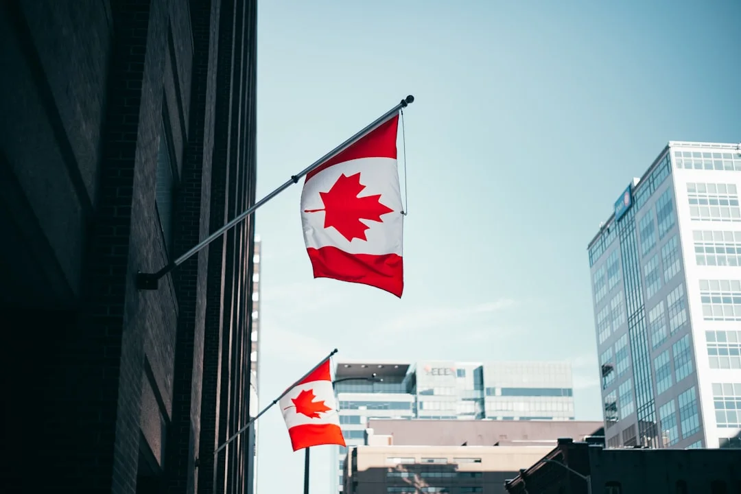 Planejamento cuidadoso para um recomeço de carreira no Canadá, com documentos e laptop.